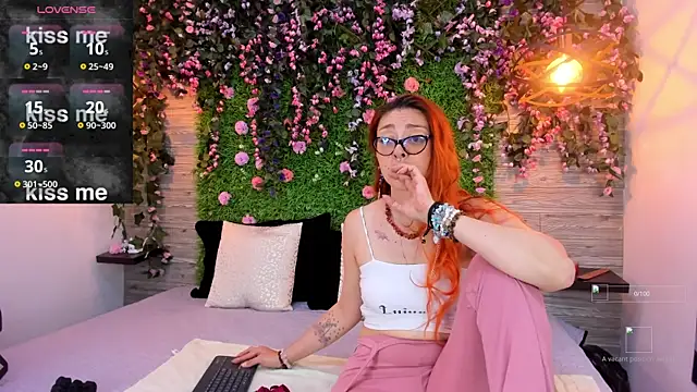 Snapshot of EmilyyRed chatting on November 17, 2025, 7:19 pm EmilyyRed online show from November 17, 2025, 7:19 pm