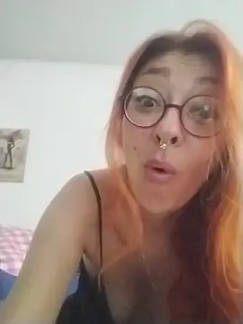 Snapshot of EmilyyRed chatting on December 17, 2025, 2:12 pm EmilyyRed online show from December 17, 2025, 2:12 pm