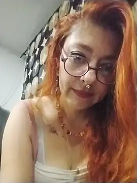 Snapshot of EmilyyRed chatting on December 18, 2025, 2:39 am EmilyyRed online show from December 18, 2025, 2:39 am