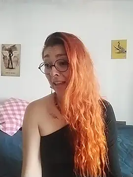 Snapshot of EmilyyRed chatting on December 18, 2025, 5:52 pm EmilyyRed online show from December 18, 2025, 5:52 pm