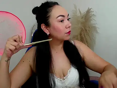 Yadis hot online show from November 14, 2025, 9:24 pm