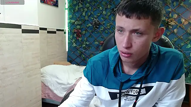 Garuo 18 online show from November 12, 2025, 3:18 am