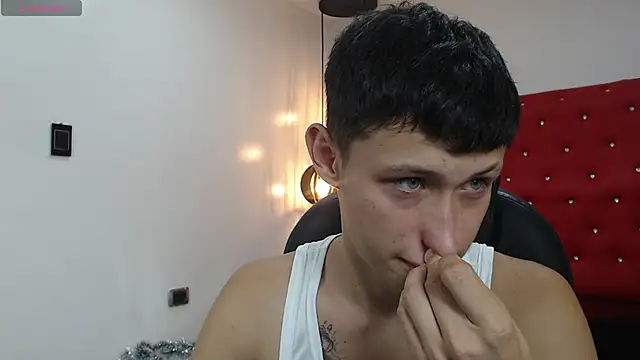 Garuo 18 online show from December 21, 2025, 3:35 am