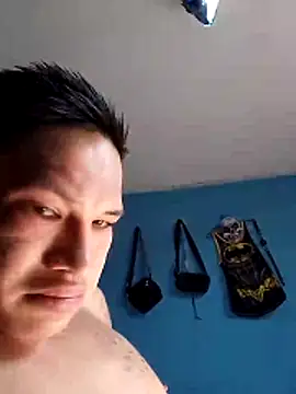 Snapshot of Ojitosbrrr chatting on November 22, 2025, 8:19 pm Ojitosbrrr online show from November 22, 2025, 8:19 pm