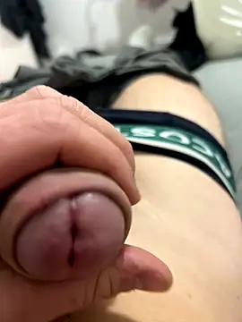 Snapshot of grossebite12335 chatting on December 17, 2025, 6:58 pm grossebite12335 online show from December 17, 2025, 6:58 pm