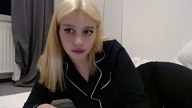 Snapshot of bellefleurrr chatting on December 15, 2025, 8:57 pm bellefleurrr online show from December 15, 2025, 8:57 pm