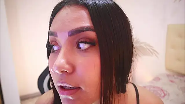 Isabelle Lane online show from December 1, 2025, 12:43 pm