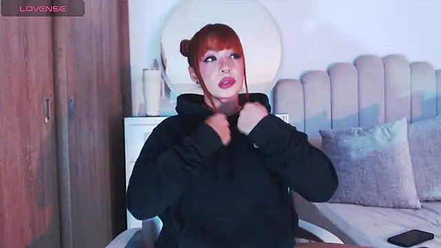 GiaStonne online show from November 13, 2025, 5:28 am