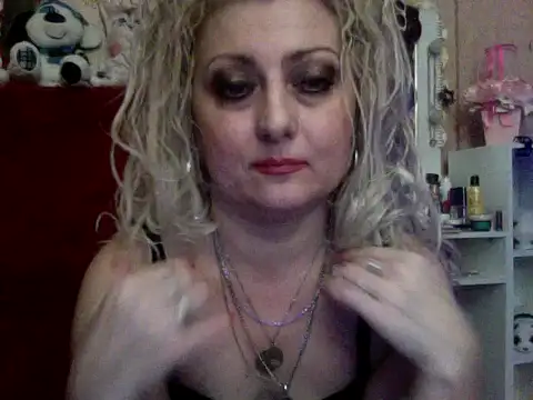 xHot Amazonq online show from November 6, 2025, 4:41 pm