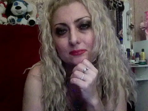 xHot Amazonq online show from November 10, 2025, 6:29 pm