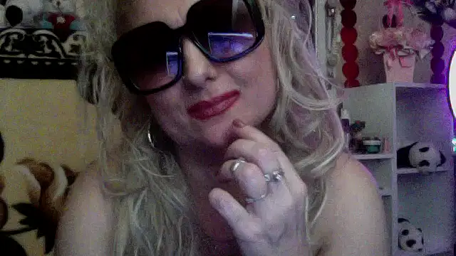 xHot Amazonq online show from December 16, 2025, 10:48 pm