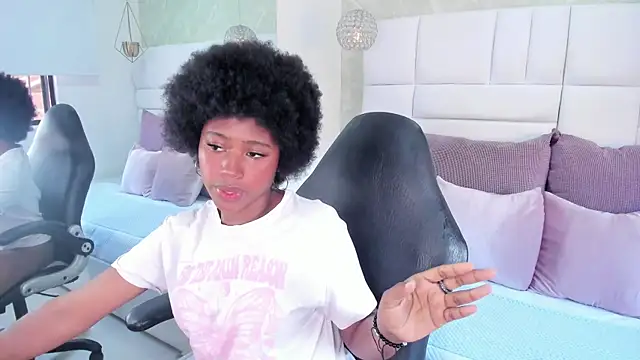 Snapshot of violeta_ruizz chatting on November 18, 2025, 5:39 pm violeta ruizz online show from November 18, 2025, 5:39 pm