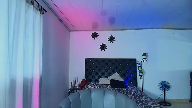 GiannaRoberts online show from November 4, 2025, 12:04 pm