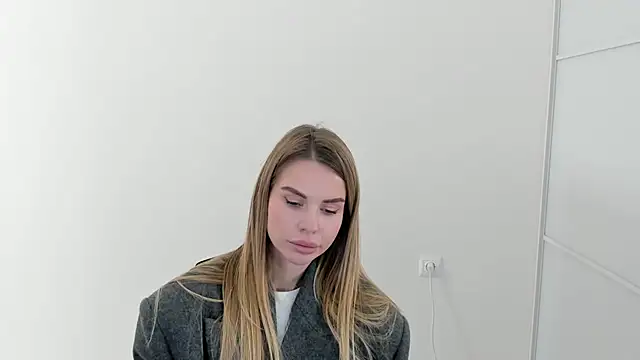 LinaBey online show from November 15, 2025, 12:56 pm