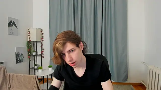 Snapshot of AvenGlow chatting on December 14, 2025, 5:24 am AvenGlow online show from December 14, 2025, 5:24 am