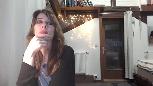 MissDyannis online show from April 7, 2026, 10:09 pm