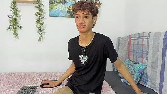 Snapshot of Augustvalen chatting on November 3, 2025, 7:59 pm Augustvalen online show from November 3, 2025, 7:59 pm