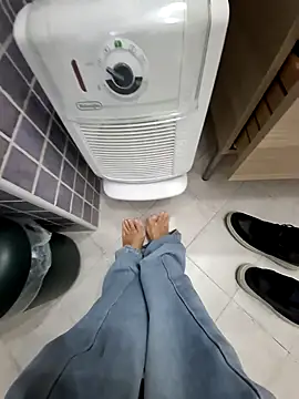 Piediniecollant online show from November 4, 2025, 6:56 am