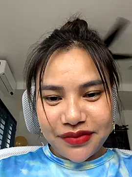 Snapshot of VinaVibe chatting on October 28, 2025, 4:49 am VinaVibe online show from October 28, 2025, 4:49 am