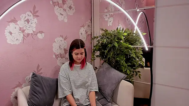 Snapshot of SharieTenuta chatting on November 1, 2025, 11:34 am SharieTenuta online show from November 1, 2025, 11:34 am