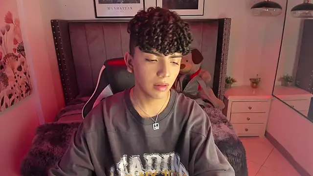 Niick Twiink online show from December 16, 2025, 7:52 pm