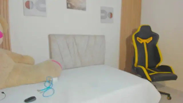 little emiily  online show from November 20, 2025, 9:58 pm