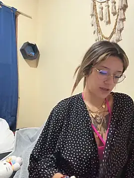 Snapshot of xsuusy chatting on October 28, 2025, 10:01 pm xsuusy online show from October 28, 2025, 10:01 pm