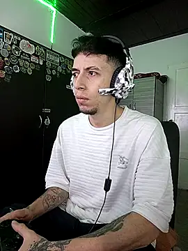 Snapshot of Aron_Jones_ chatting on October 29, 2025, 9:27 pm Aron Jones  online show from October 29, 2025, 9:27 pm