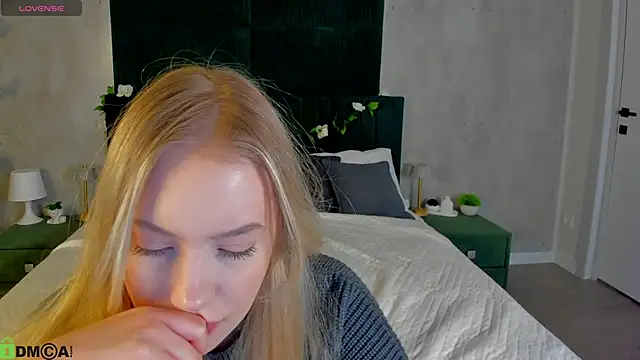 Melanie Ryer online show from December 4, 2025, 1:04 am