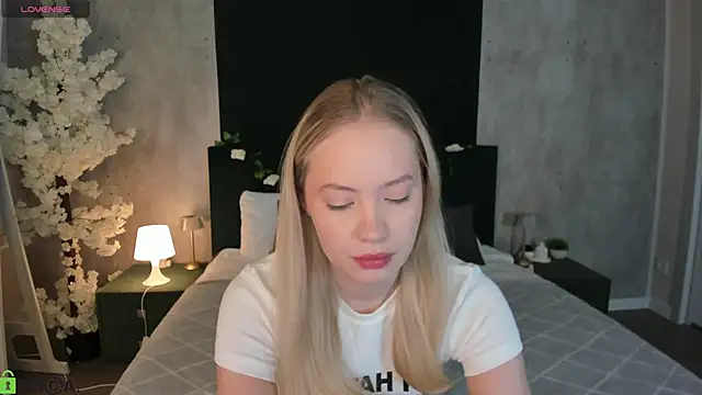 Melanie Ryer online show from December 15, 2025, 12:37 am