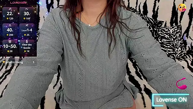 Snapshot of GlowMimi chatting on November 2, 2025, 10:45 pm GlowMimi online show from November 2, 2025, 10:45 pm