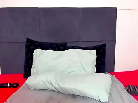 Snapshot of ThickLeeyanaXX chatting on November 9, 2025, 5:33 pm ThickLeeyanaXX online show from November 9, 2025, 5:33 pm