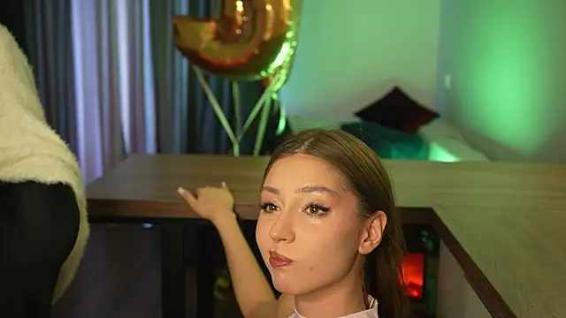 Snapshot of Cleose chatting on April 1, 2026, 7:09 am Cleose online show from April 1, 2026, 7:09 am