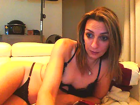 Anaiscpl2405 online show from November 15, 2025, 9:32 pm