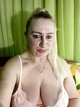 Snapshot of Esenia505 chatting on April 21, 2026, 2:51 am Esenia505 online show from April 21, 2026, 2:51 am