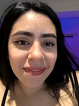 Snapshot of Sara-215 chatting on December 17, 2025, 1:33 am Sara-215 online show from December 17, 2025, 1:33 am