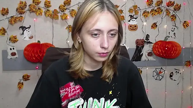 TracyLll online show from November 10, 2025, 11:53 am