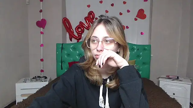 TracyLll online show from February 13, 2026, 5:58 am