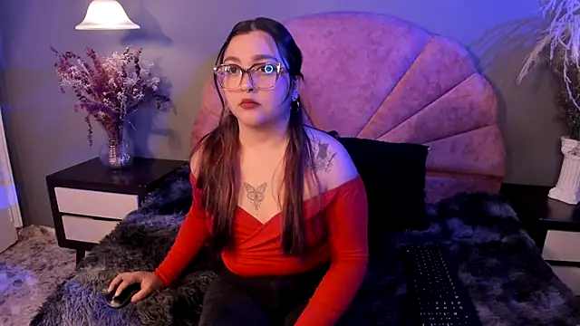 Snapshot of CrystalMay_ chatting on November 5, 2025, 11:43 am CrystalMay online show from November 5, 2025, 11:43 am