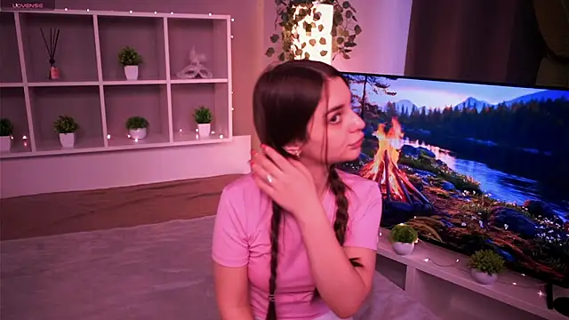 Snapshot of LauraHansil chatting on November 5, 2025, 8:36 am LauraHansil online show from November 5, 2025, 8:36 am