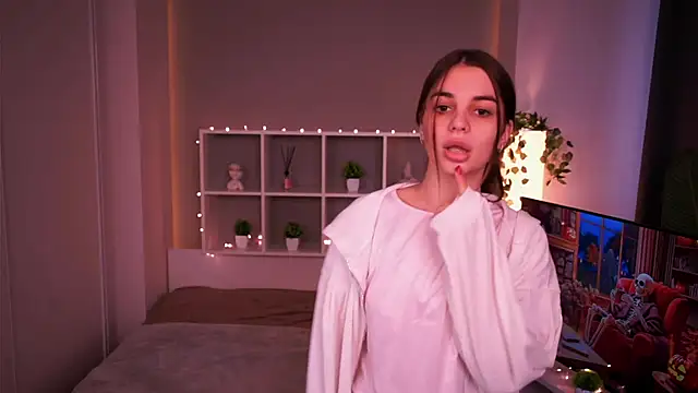 Snapshot of LauraHansil chatting on November 8, 2025, 6:57 am LauraHansil online show from November 8, 2025, 6:57 am