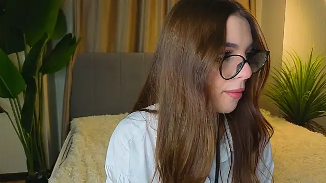 Snapshot of LauraHansil chatting on May 7, 2026, 7:30 pm LauraHansil online show from May 7, 2026, 7:30 pm