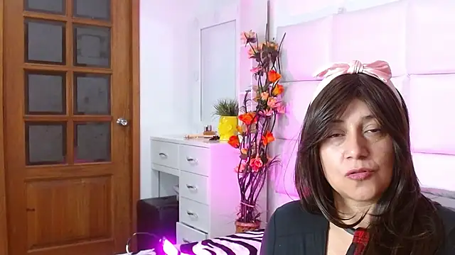 Caroline belle online show from November 13, 2025, 4:11 am