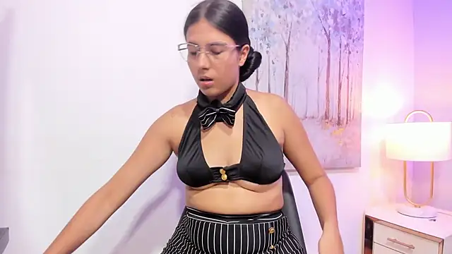 Snapshot of DanniaKross_1 chatting on November 5, 2025, 7:36 pm DanniaKross 1 online show from November 5, 2025, 7:36 pm