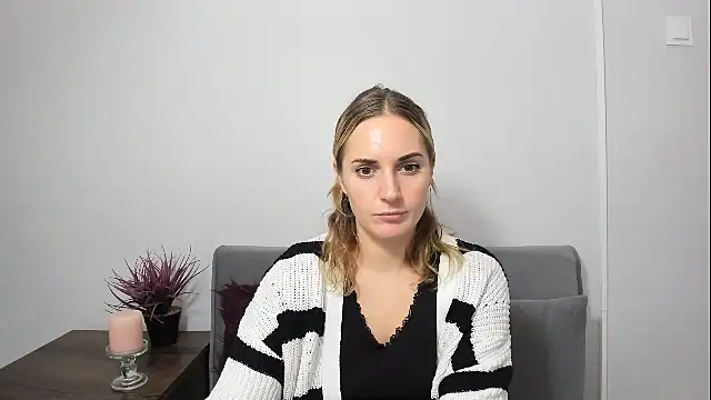 Snapshot of EmmaTempting chatting on November 6, 2025, 9:15 pm EmmaTempting online show from November 6, 2025, 9:15 pm