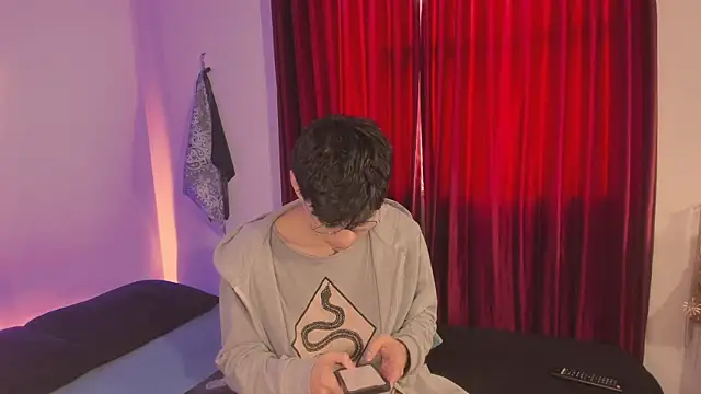 Snapshot of estmonnn chatting on November 15, 2025, 9:21 pm estmonnn online show from November 15, 2025, 9:21 pm