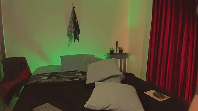 Snapshot of estmonnn chatting on December 17, 2025, 12:05 am estmonnn online show from December 17, 2025, 12:05 am