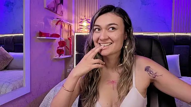 Snapshot of Im-Lola chatting on November 25, 2025, 7:36 pm Im-Lola online show from November 25, 2025, 7:36 pm