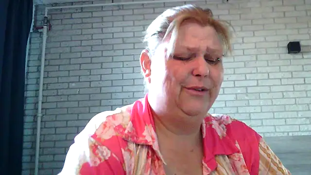Sylviastar46 online show from April 24, 2026, 5:32 am