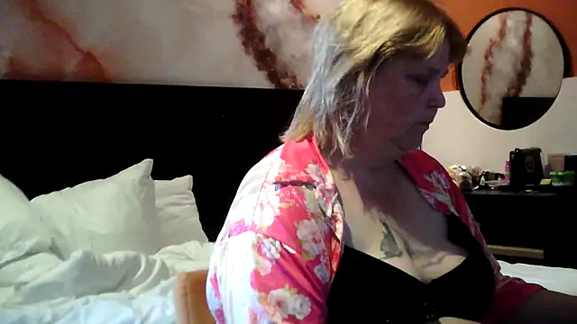 Sylviastar46 online show from May 17, 2026, 3:08 pm